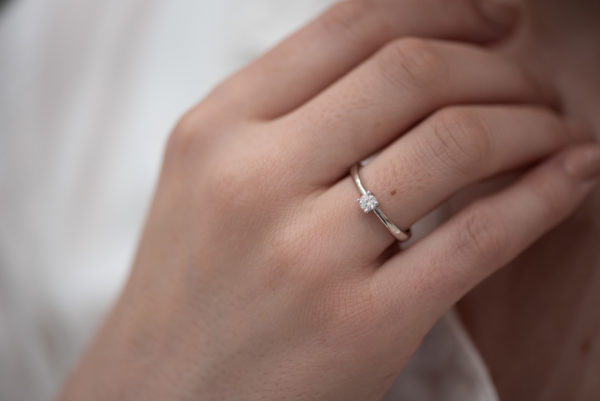 Diskretan verenički prsten sa jednim brilijantom